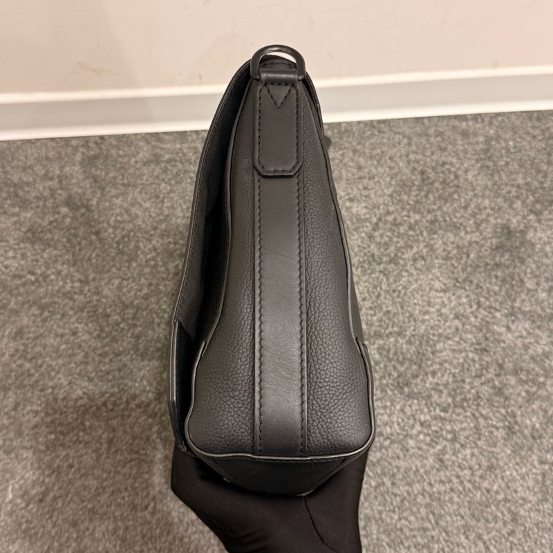 99新❤️lv路易威登 最新款全皮takeoff黑色 粒面牛皮郵差包單肩斜挎包 男款 芯片款中號-7