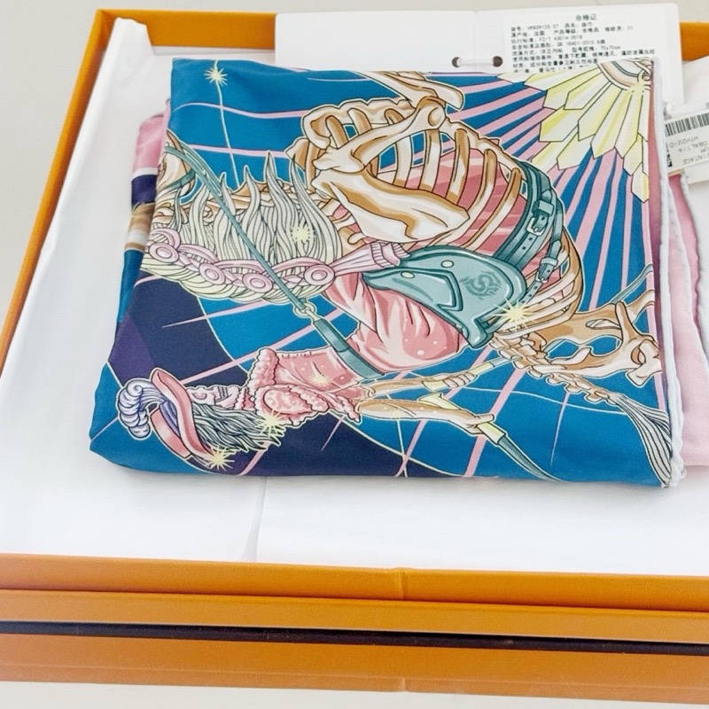 閒置新Hermes/愛馬仕絲巾星辰合唱曲 70*70絲巾方巾 100%桑蠶絲 附件帶盒帶吊牌-1