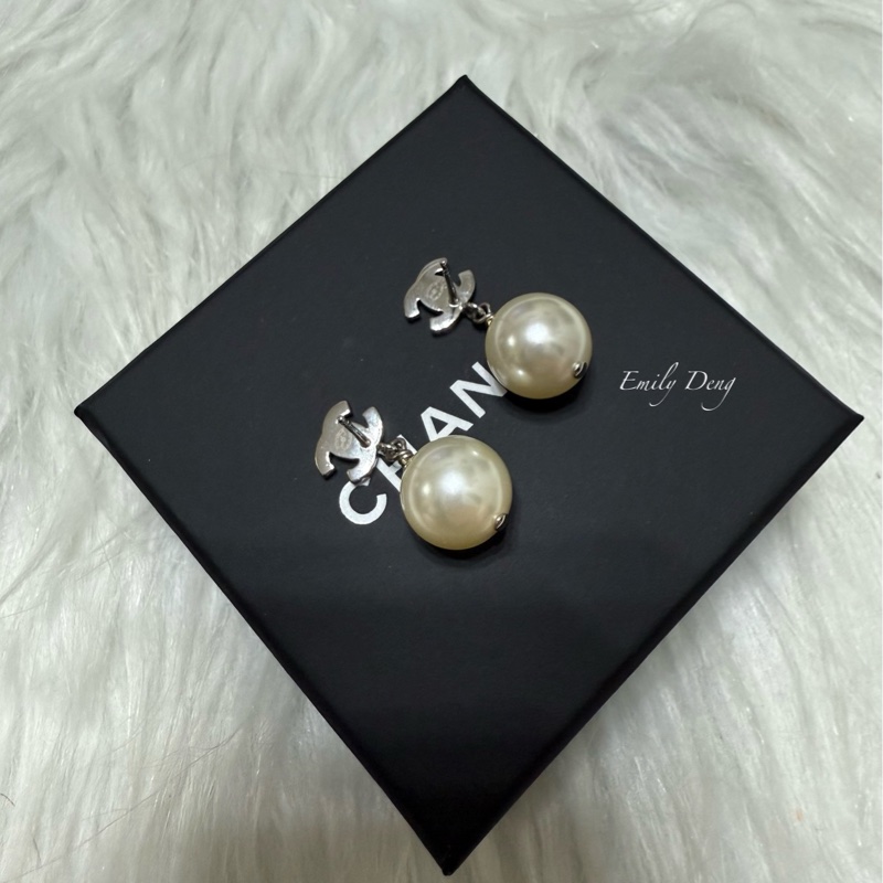 Chanel 最經典垂墜珍珠耳環-5
