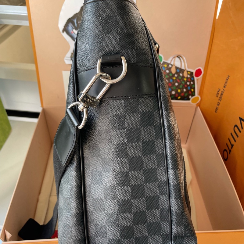 【99新】必買 💥誰買誰賺LV路易威登黑棋盘格tadao男士手提斜挎包-2