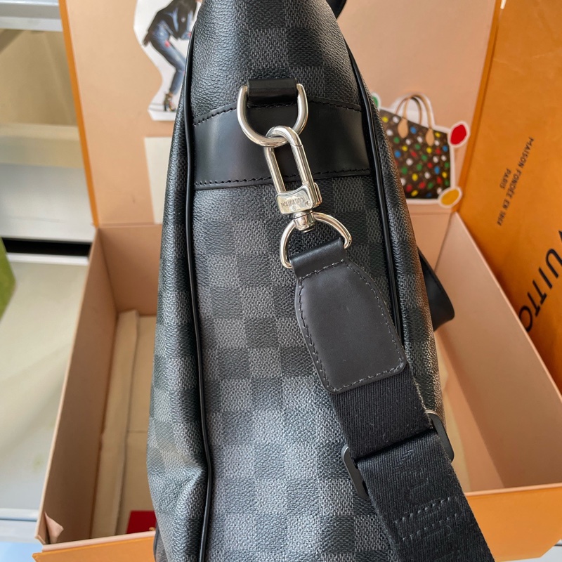 【99新】必買 💥誰買誰賺LV路易威登黑棋盘格tadao男士手提斜挎包-3