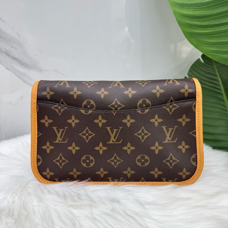 98新LV路易威登/Louis Vuitton 經典老花芯片款帆布塗層 腋下包法棍包手提斜挎單肩包 黑肩帶 雙肩帶設計 一包多背 尺寸26x10x15cm 正品-1