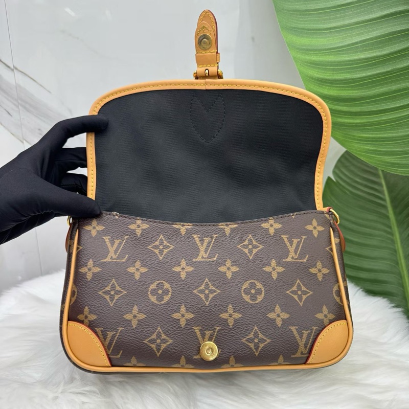 98新LV路易威登/Louis Vuitton 經典老花芯片款帆布塗層 腋下包法棍包手提斜挎單肩包 黑肩帶 雙肩帶設計 一包多背 尺寸26x10x15cm 正品-4