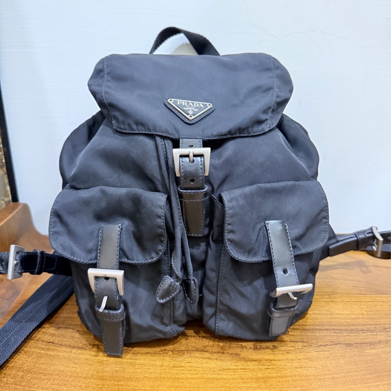 8新✨賠錢超甜賣🖤磁扣款🎖️超輕盈的PRADA經典尼龍 黑色後背包 降落傘背包-0