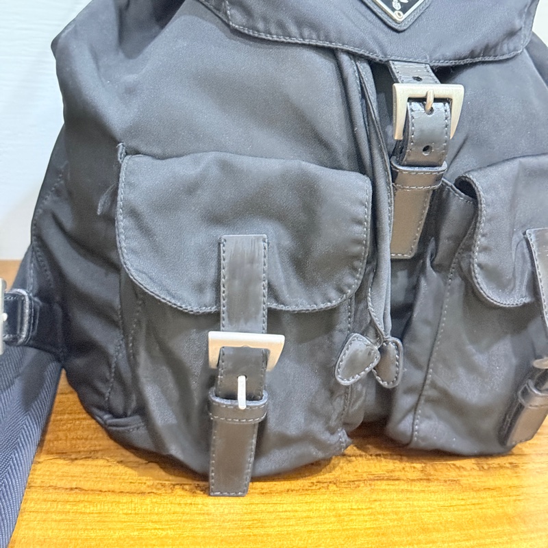 8新✨私物甜售🫶🏻磁扣款 超輕盈的PRADA經典尼龍 黑色後背包 降落傘背包-5