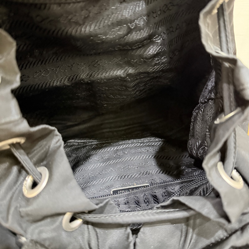 8新✨私物甜售🫶🏻磁扣款 超輕盈的PRADA經典尼龍 黑色後背包 降落傘背包-44