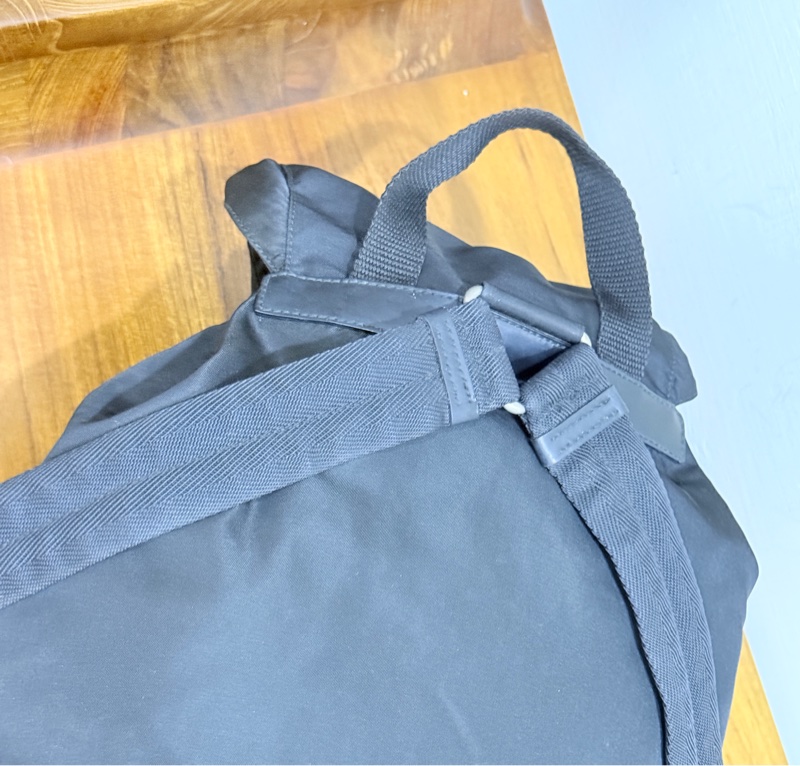 8新✨私物甜售🫶🏻磁扣款 超輕盈的PRADA經典尼龍 黑色後背包 降落傘背包-47