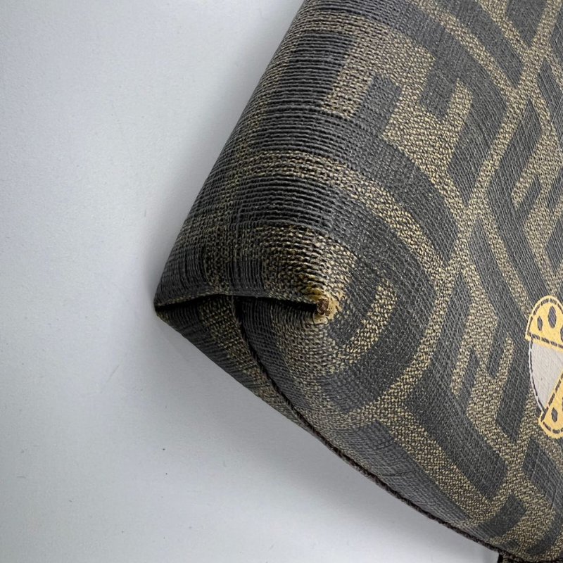 FENDI FF 老花趣味印花鍊條手拿包-9