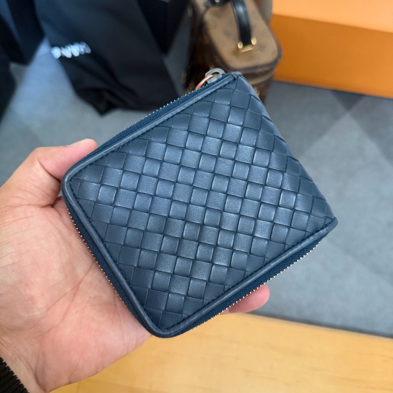 Bv牛皮拉鍊短夾(6卡）-1