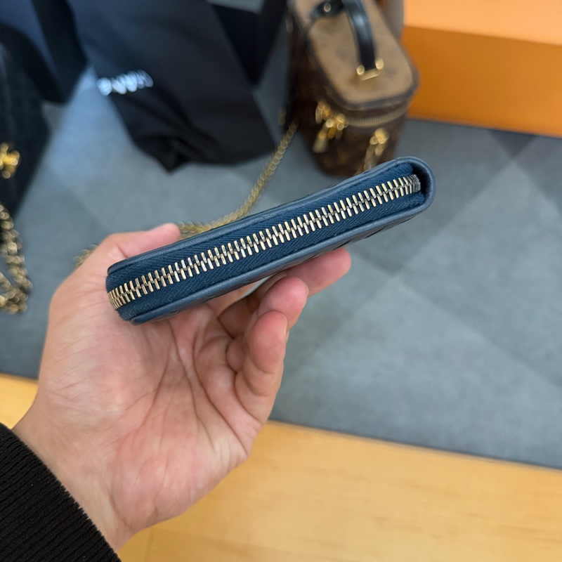 Bv牛皮拉鍊短夾(6卡）-2