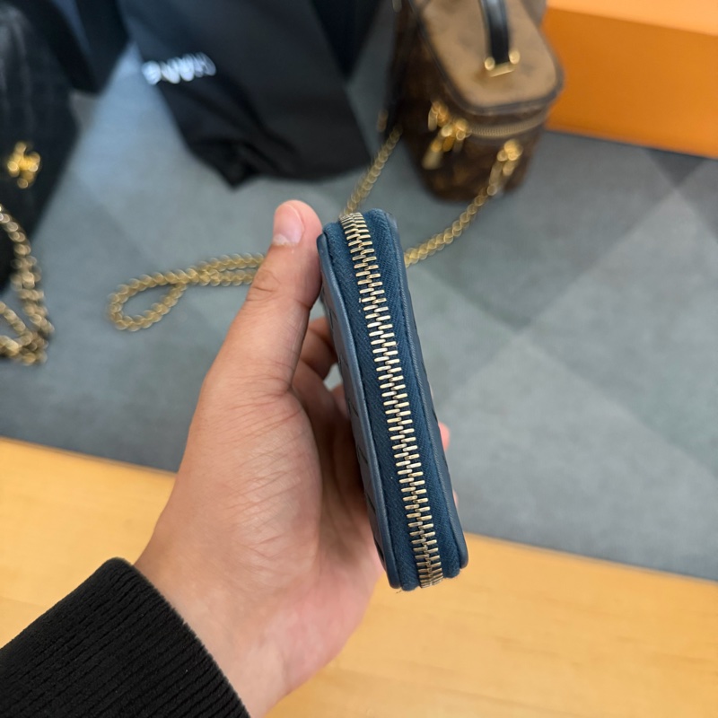 Bv牛皮拉鍊短夾(6卡）-3