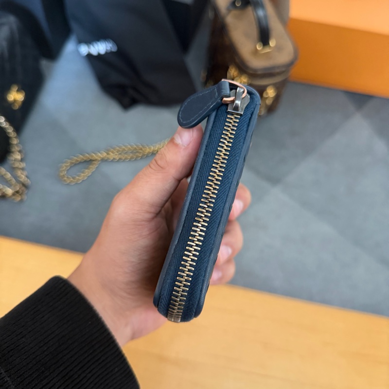 Bv牛皮拉鍊短夾(6卡）-4