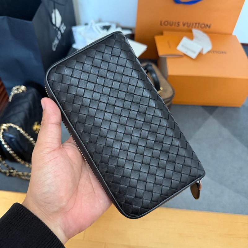 Bv經典黑色編織拉鍊長夾-1