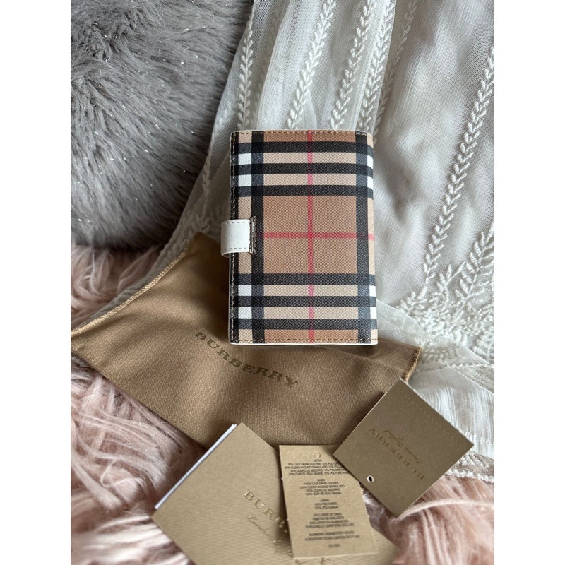 未使用品閒置  Burberry 白色經典格紋短皮 白色 wallet-1