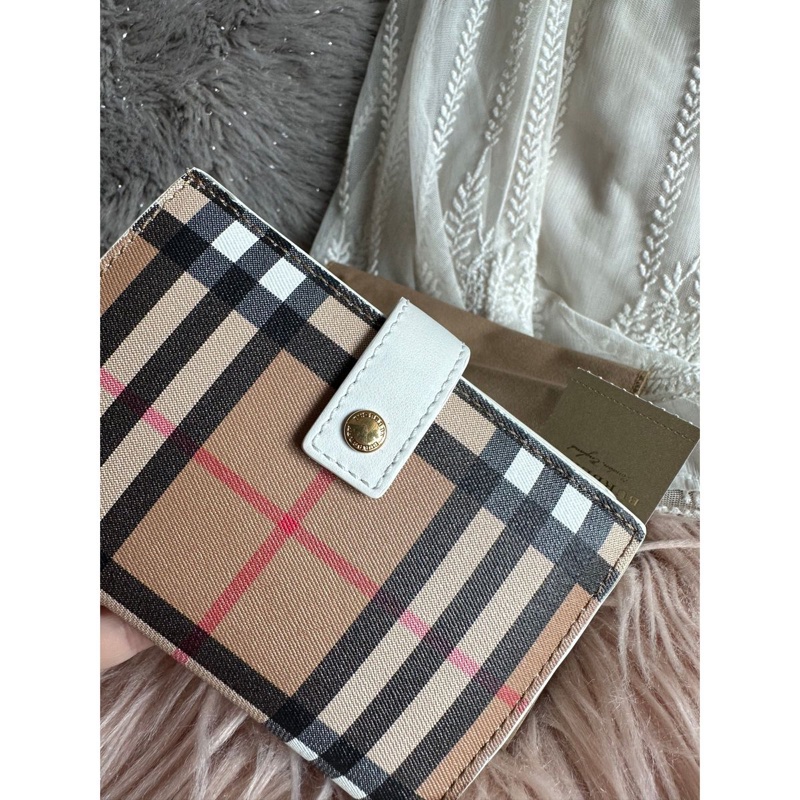 未使用品閒置  Burberry 白色經典格紋短皮 白色 wallet-2