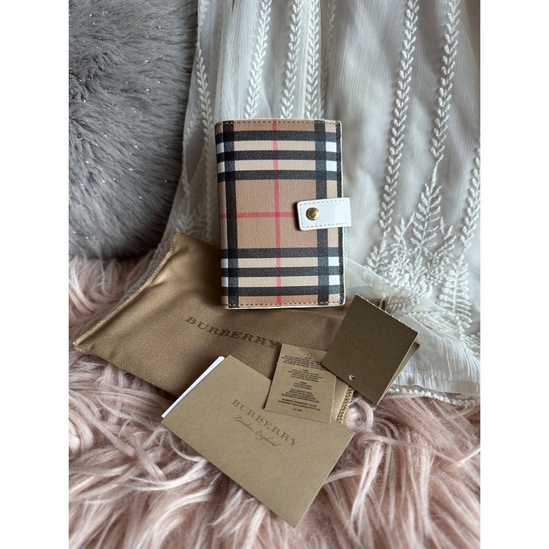 未使用品閒置  Burberry 白色經典格紋短皮 白色 wallet-5
