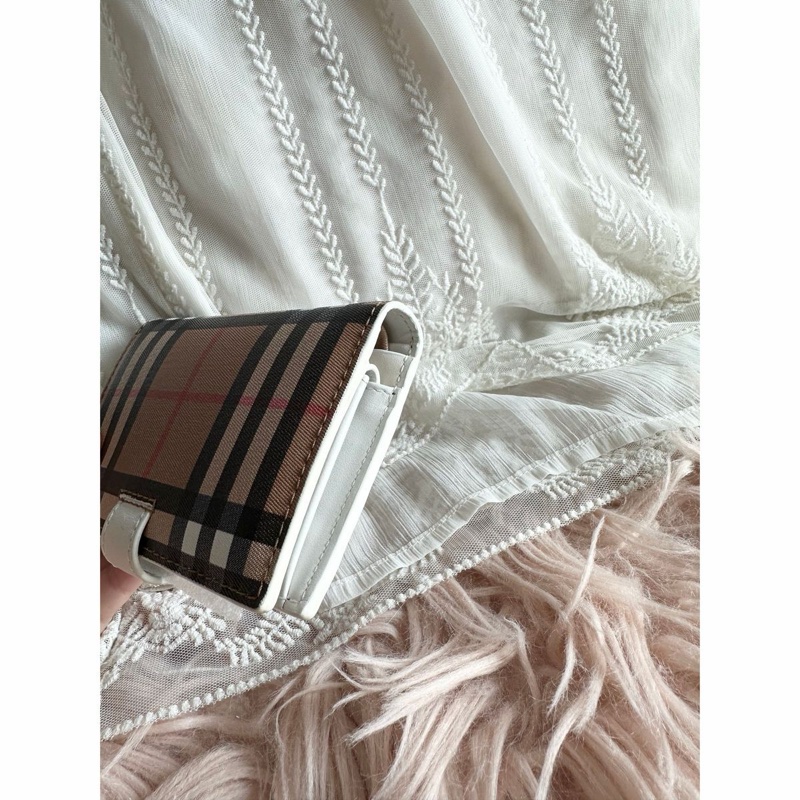 未使用品閒置  Burberry 白色經典格紋短皮 白色 wallet-8