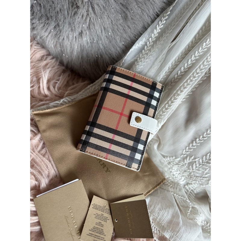 未使用品閒置  Burberry 白色經典格紋短皮 白色 wallet-9
