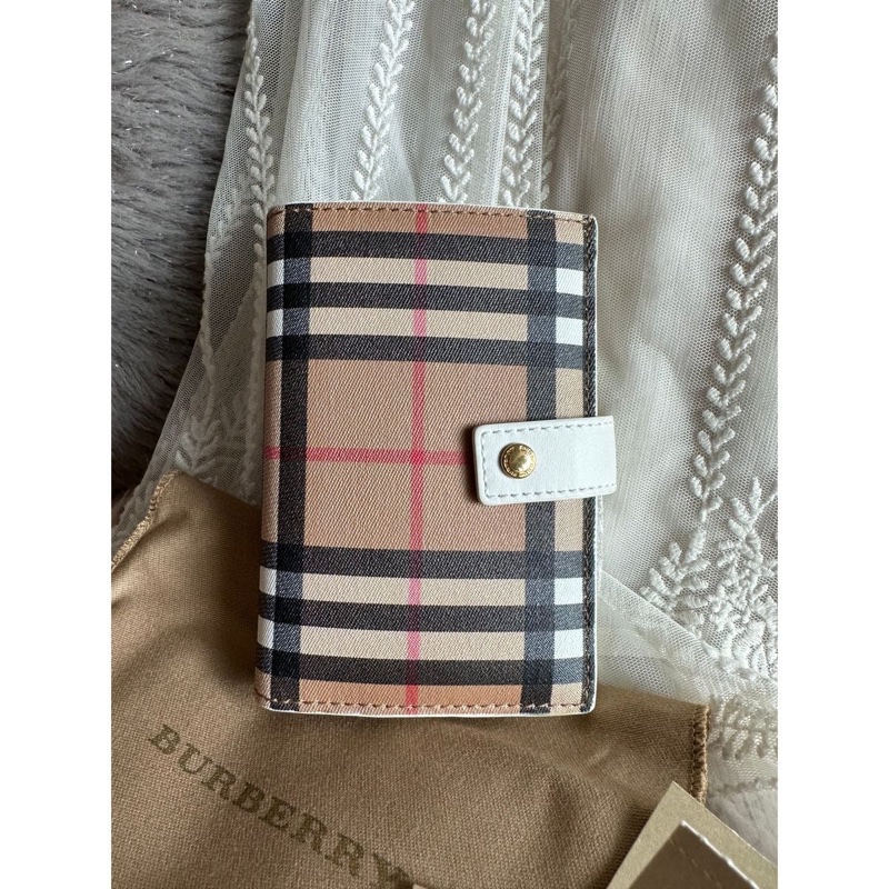 未使用品閒置  Burberry 白色經典格紋短皮 白色 wallet-12