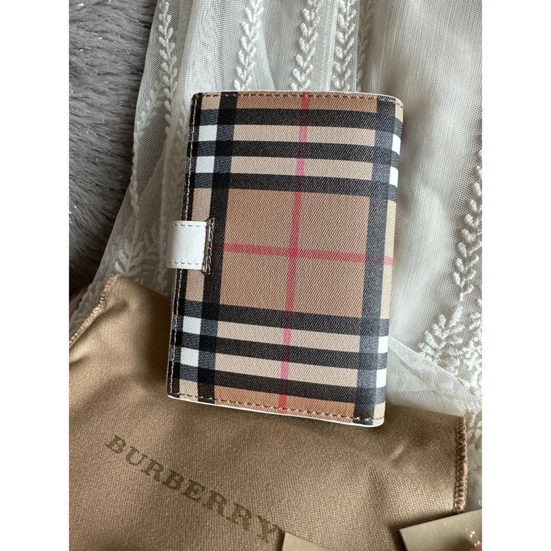 未使用品閒置  Burberry 白色經典格紋短皮 白色 wallet-13