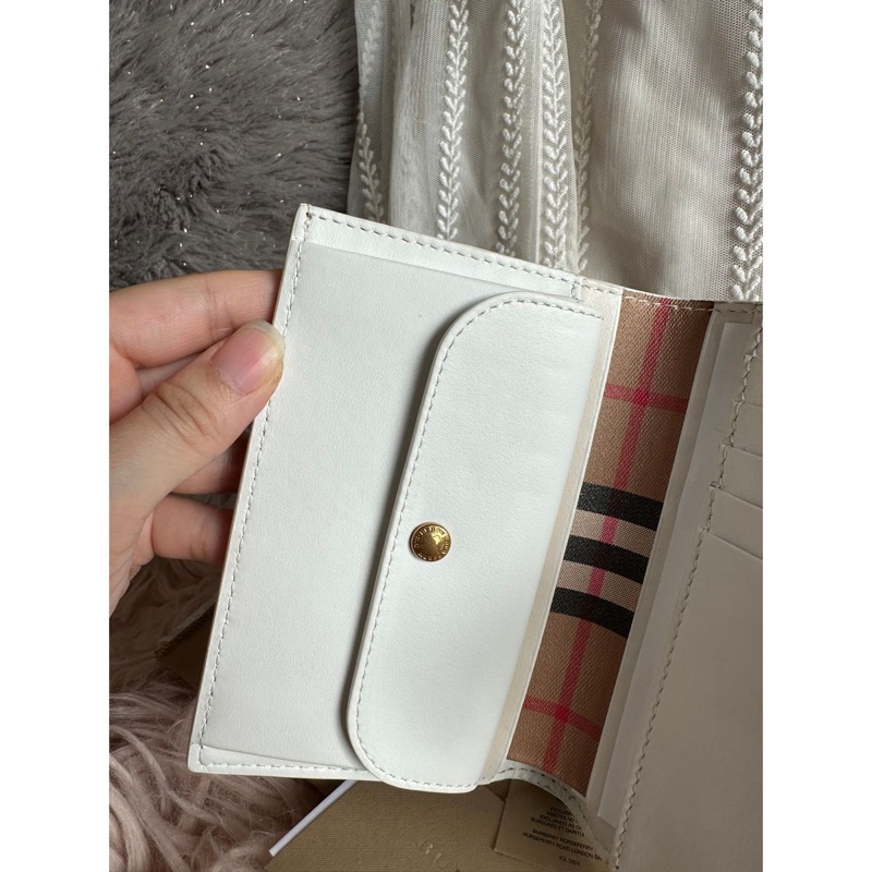 未使用品閒置  Burberry 白色經典格紋短皮 白色 wallet-15