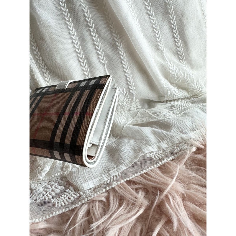 未使用品閒置  Burberry 白色經典格紋短皮 白色 wallet-16
