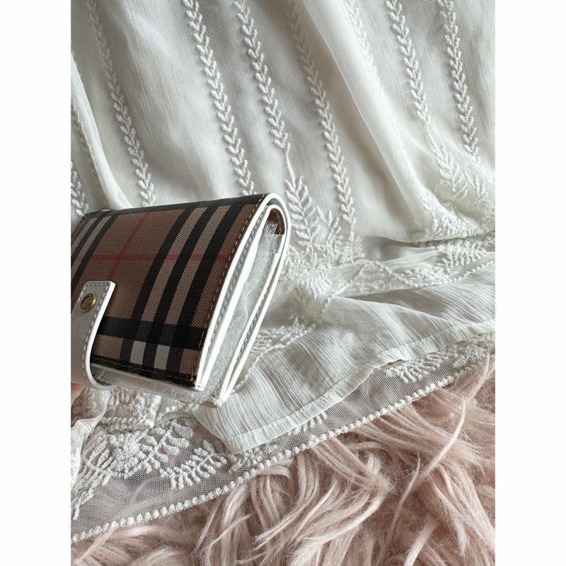 未使用品閒置  Burberry 白色經典格紋短皮 白色 wallet-17