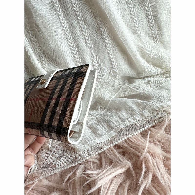 未使用品閒置  Burberry 白色經典格紋短皮 白色 wallet-18