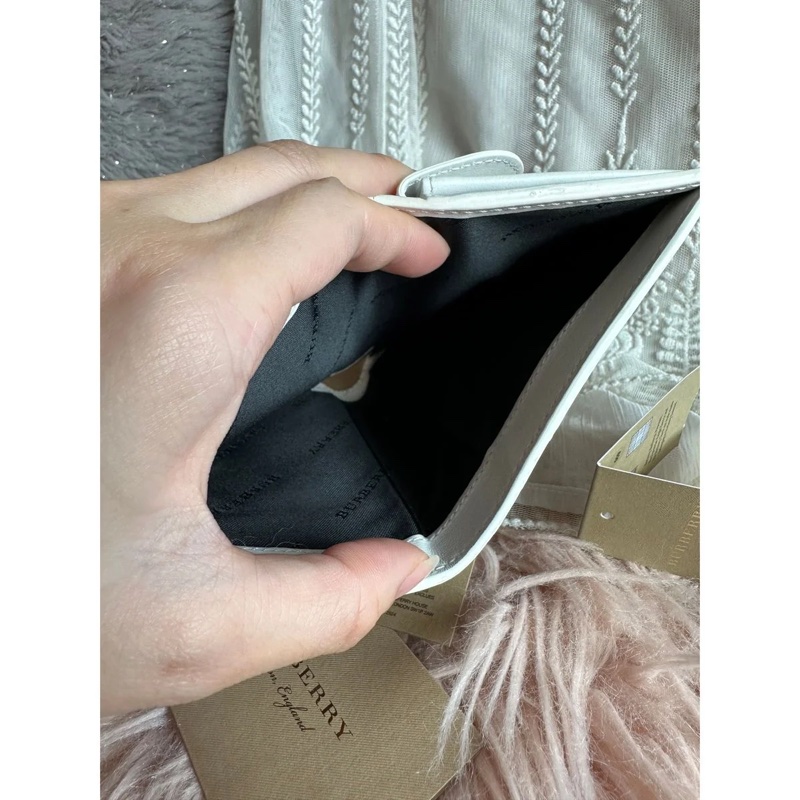 未使用品閒置  Burberry 白色經典格紋短皮 白色 wallet-20