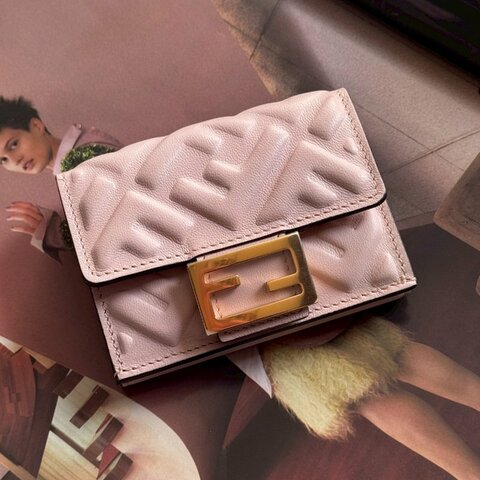 💖專櫃2萬多塊 Fendi 粉色皮革可愛短夾