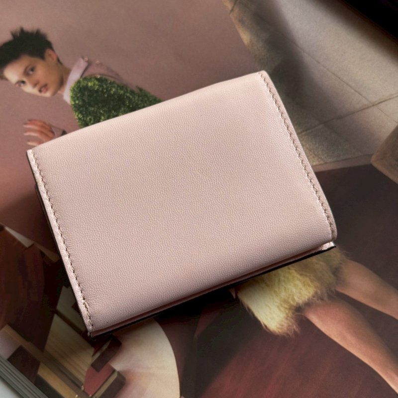 💖專櫃2萬多塊 Fendi 粉色皮革可愛短夾-1