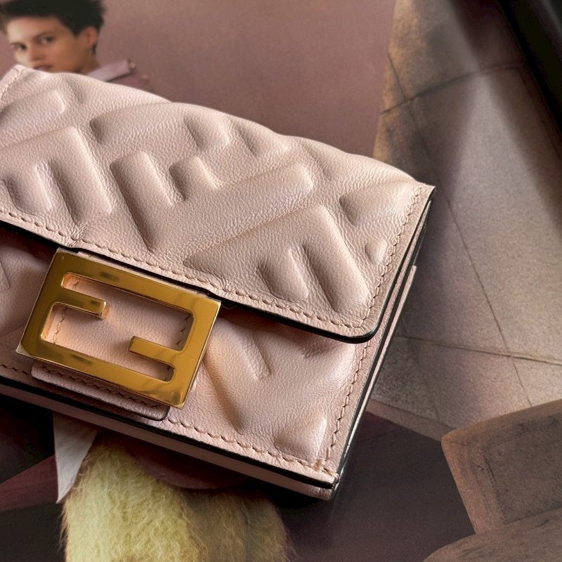 💖專櫃2萬多塊 Fendi 粉色皮革可愛短夾-2