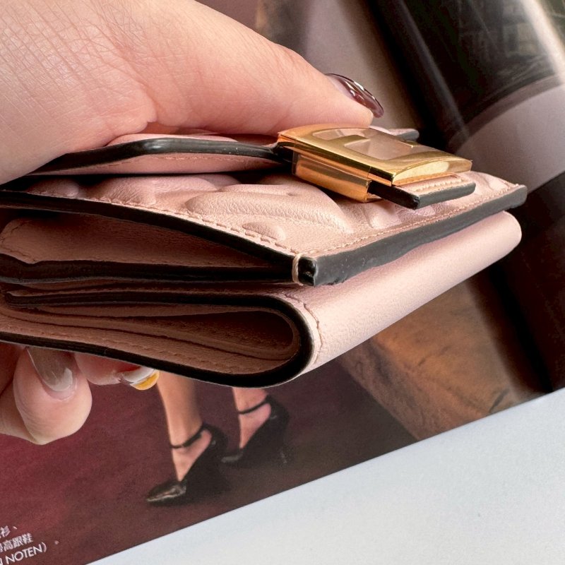 💖專櫃2萬多塊 Fendi 粉色皮革可愛短夾-3