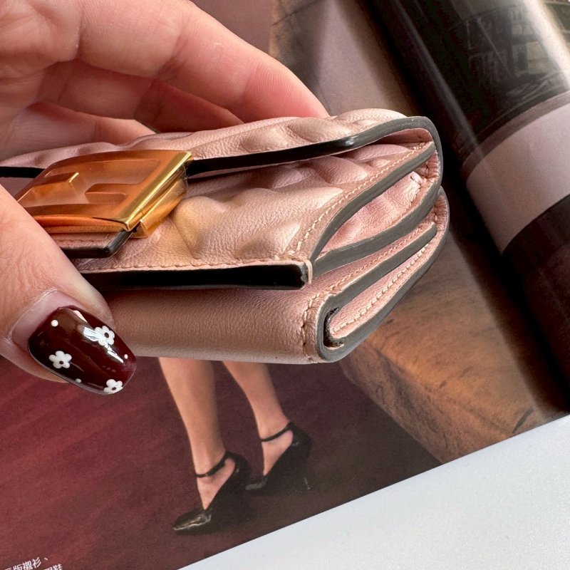 💖專櫃2萬多塊 Fendi 粉色皮革可愛短夾-4