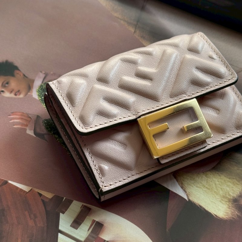 💖專櫃2萬多塊 Fendi 粉色皮革可愛短夾-5