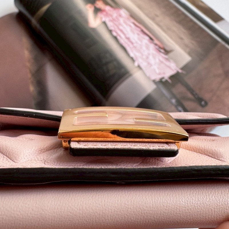 💖專櫃2萬多塊 Fendi 粉色皮革可愛短夾-6