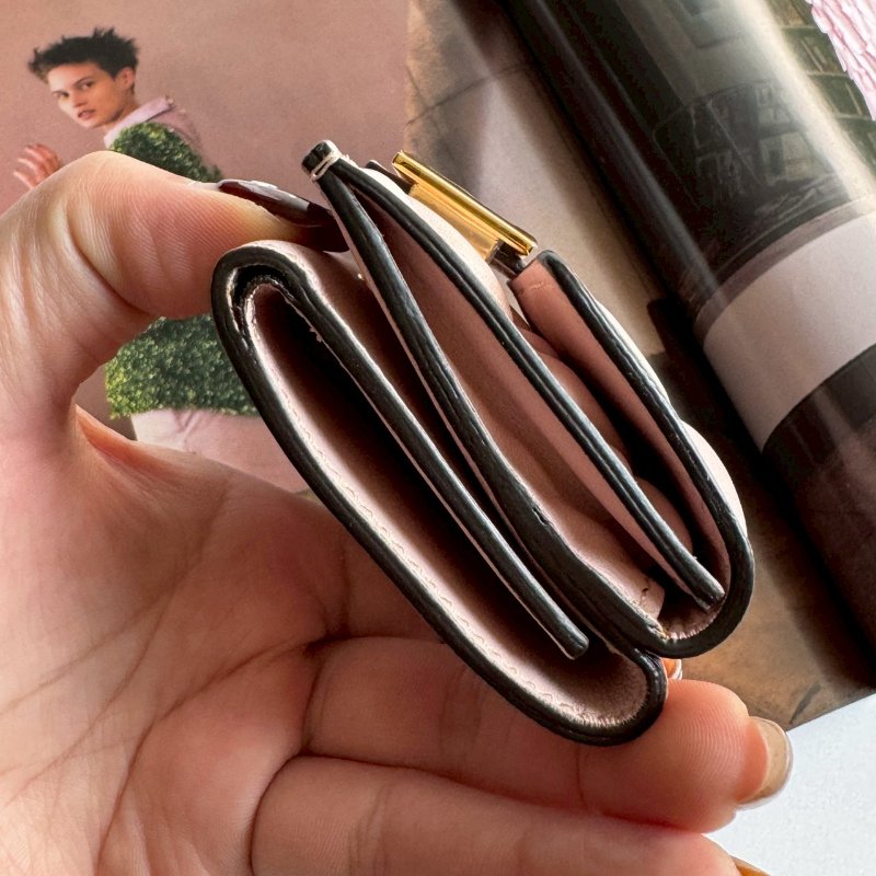 💖專櫃2萬多塊 Fendi 粉色皮革可愛短夾-7