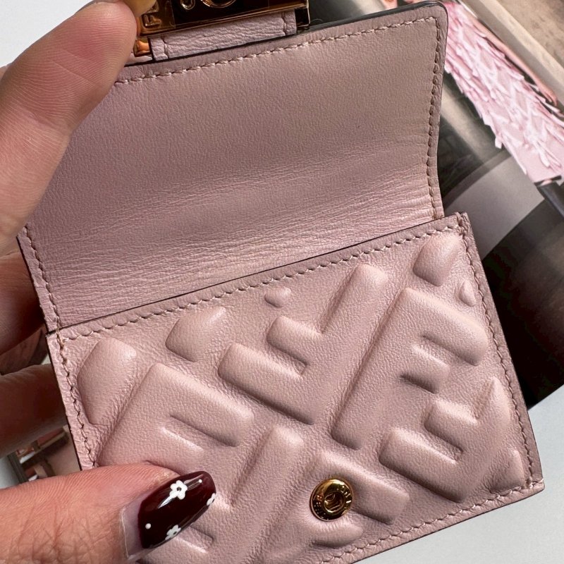 💖專櫃2萬多塊 Fendi 粉色皮革可愛短夾-10