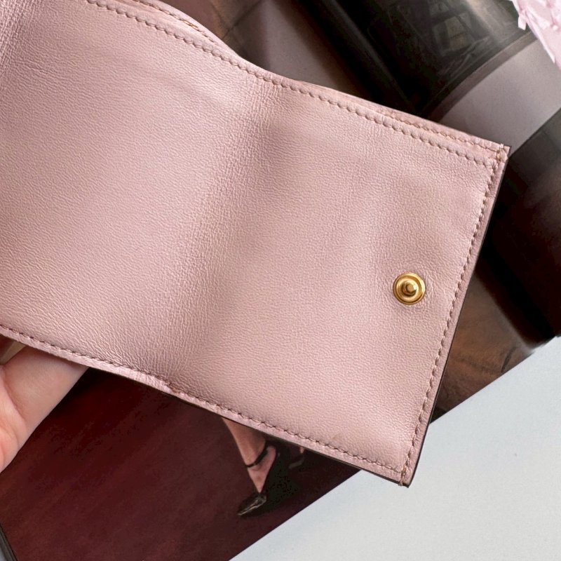 💖專櫃2萬多塊 Fendi 粉色皮革可愛短夾-11