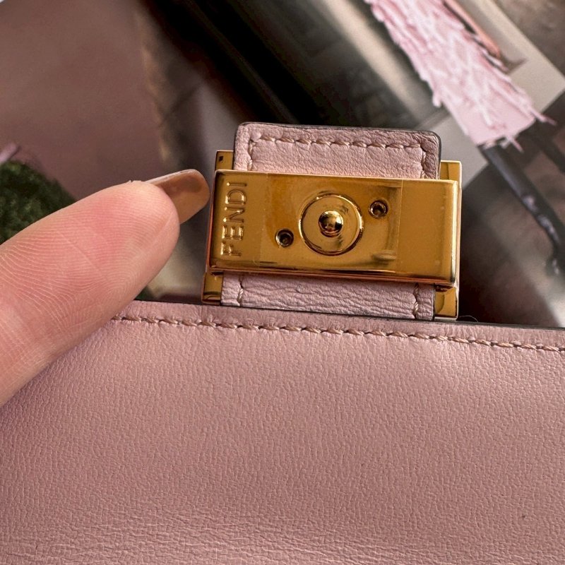 💖專櫃2萬多塊 Fendi 粉色皮革可愛短夾-12