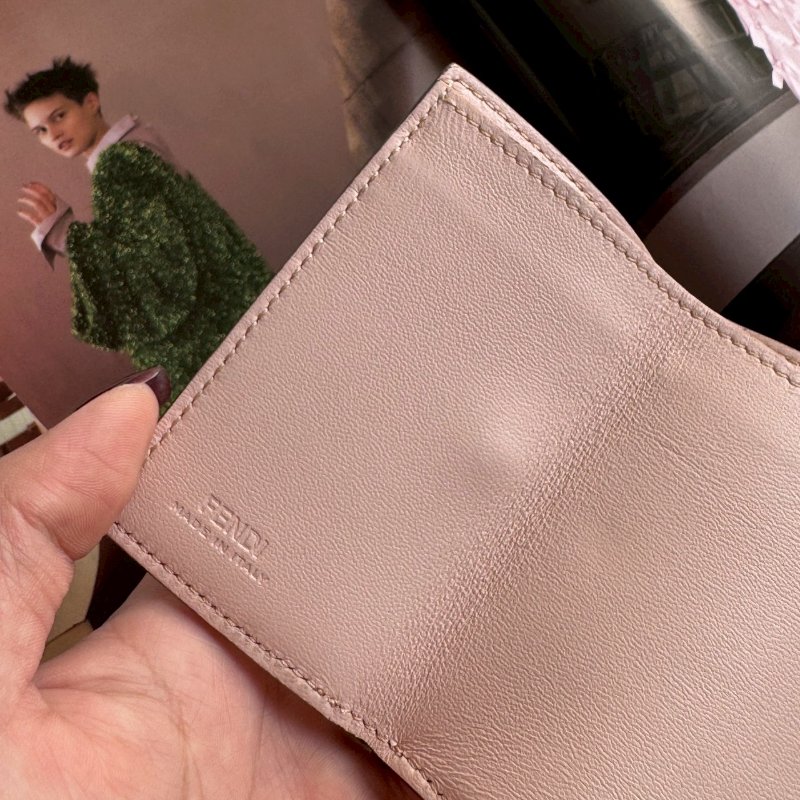 💖專櫃2萬多塊 Fendi 粉色皮革可愛短夾-15