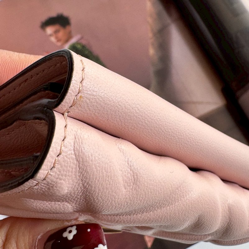 💖專櫃2萬多塊 Fendi 粉色皮革可愛短夾-19