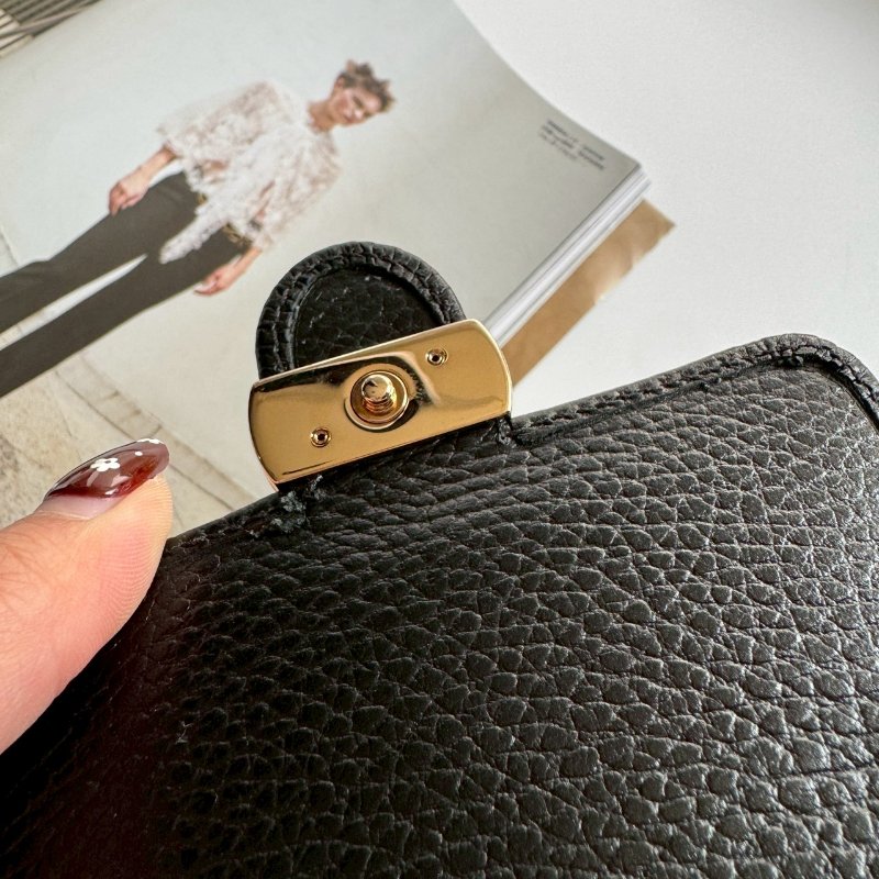 💥黑色不怕髒✨《全新商品》GUCCI 黑色金釦短夾-4