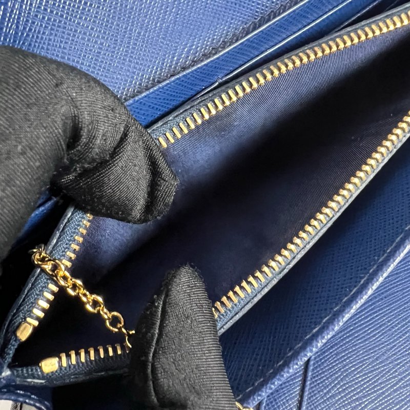 PRADA   藍釦式掀蓋長夾-6