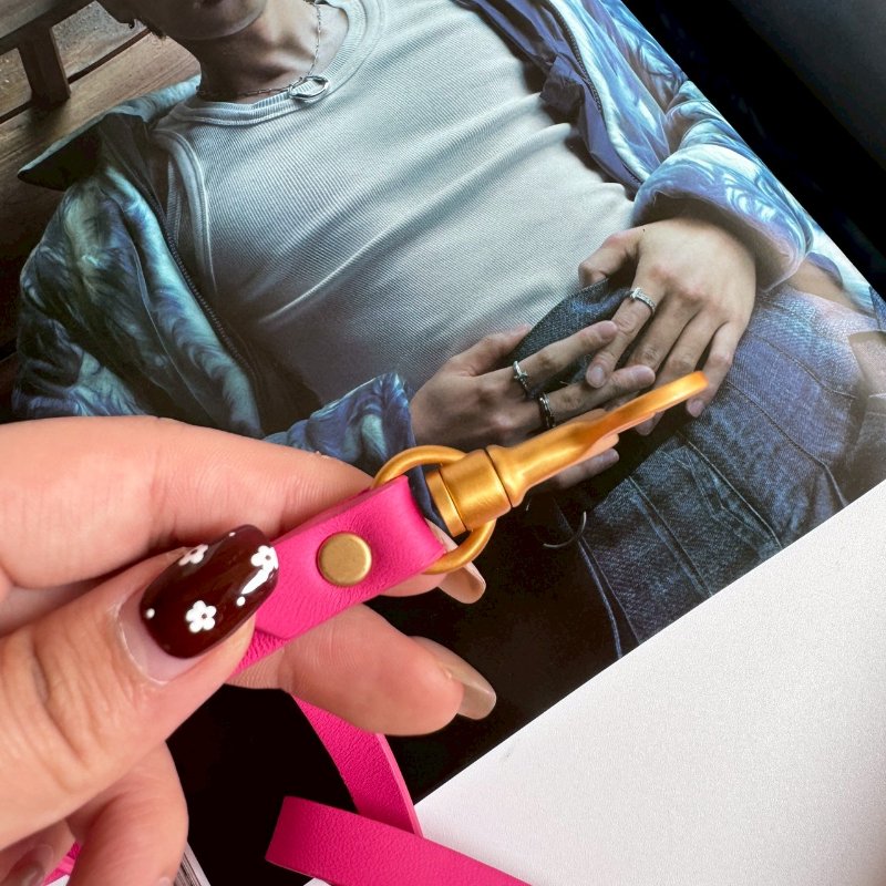 🩷狀況超級新羊皮🩷Bottega Veneta 桃紅亮色斜背包-2