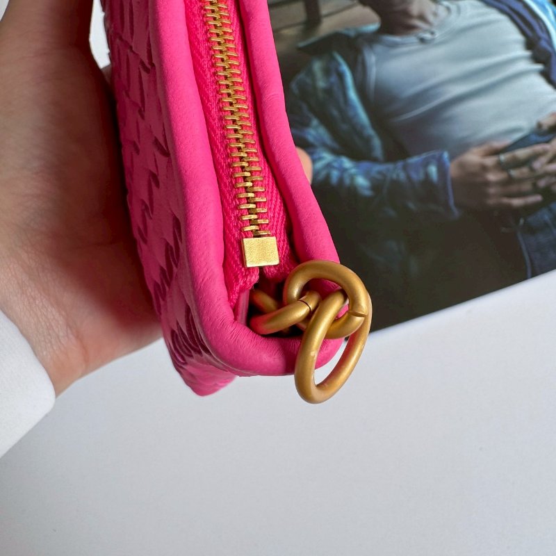 🩷狀況超級新羊皮🩷Bottega Veneta 桃紅亮色斜背包-3