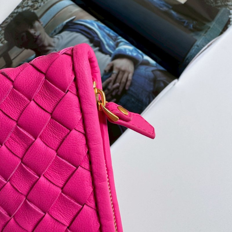 🩷狀況超級新羊皮🩷Bottega Veneta 桃紅亮色斜背包-5