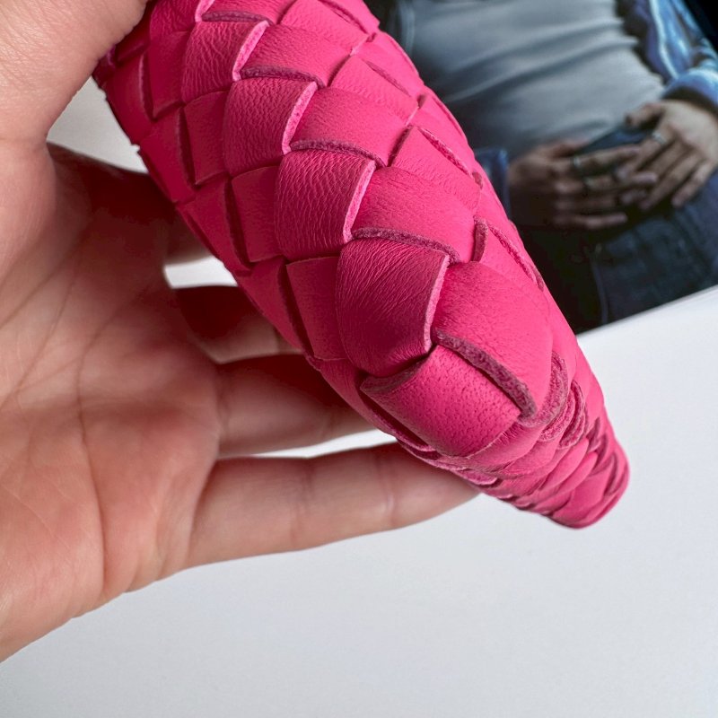 🩷狀況超級新羊皮🩷Bottega Veneta 桃紅亮色斜背包-6