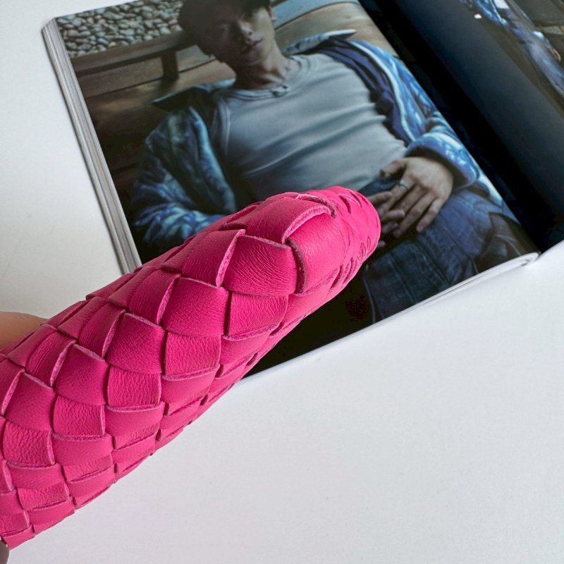 🩷狀況超級新羊皮🩷Bottega Veneta 桃紅亮色斜背包-7