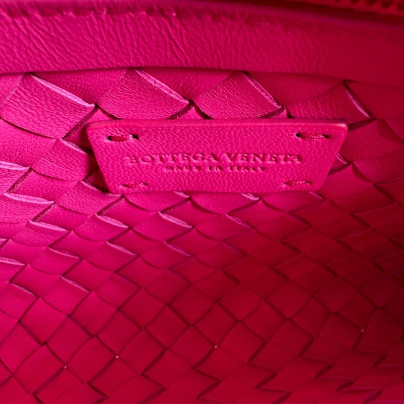 🩷狀況超級新羊皮🩷Bottega Veneta 桃紅亮色斜背包-9